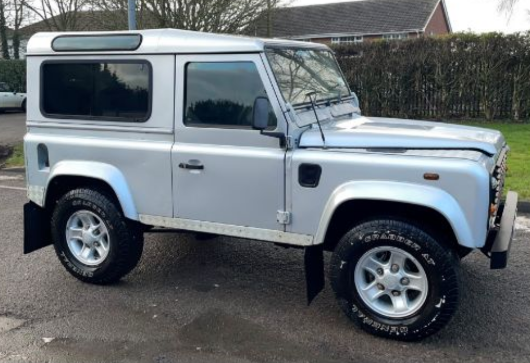 land rover defender (2)